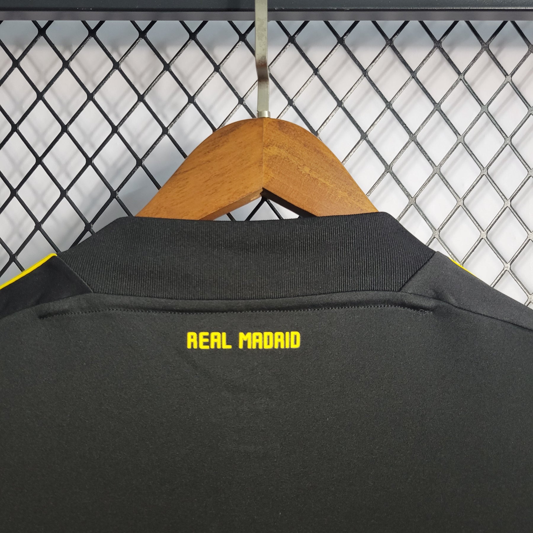 Camisa Real Madrid Goleiro Preta 11/12 - Versão Retrô